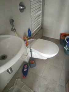 Common Bathroom Image of 500 Sq.ft 1 BHK Apartment / Flat for sale in Hiranandani Regent Hill A B C D And E Wing, Powai Mumbai for Rs. 18500000