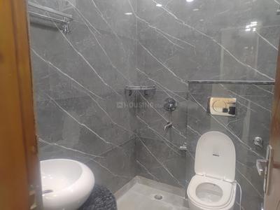Bathroom Image of 1200 Sq.ft 3 BHK Builder Floor for rent in Janakpuri New Delhi for Rs. 40000