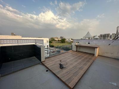Balcony Image of 4000 Sq.ft 5 BHK Villa for sale in Metro Kings Court, Utrathiya Zirakpur for Rs. 14500000