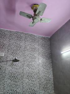 Bathroom Image of 950 Sq.ft 2 BHK Apartment / Flat for rent in Vaishali Ghaziabad for Rs. 25000
