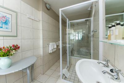 Bathroom Image of 2300 Sq.ft 3 BHK Apartment / Flat for sale in Kalpataru Solitaire, Juhu Mumbai for Rs. 125000000