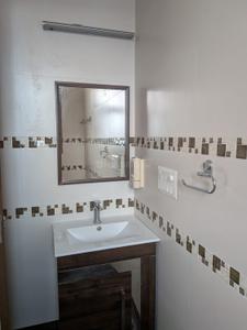 Bathroom Image of 2000 Sq.ft 3 BHK Builder Floor for rent in Unitech Residency Greens, Sector 46 Gurgaon for Rs. 80000