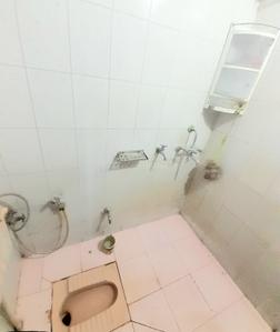 Bathroom Image of 1000 Sq.ft 2 BHK Builder Floor for rent in Kundari Rakabganj Lucknow for Rs. 12000