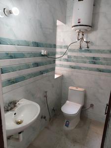 Bathroom Image of 1000 Sq.ft 2 BHK Apartment / Flat for rent in Jai Lakshmi Apartment, Patparganj New Delhi for Rs. 30000