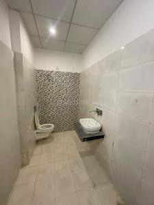 Bathroom Image of 1350 Sq.ft 3 BHK Apartment / Flat for sale in Rohit Ashiana Homes, Peer Muchalla Zirakpur for Rs. 7500000