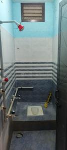 Bathroom Image of 600 Sq.ft 2 BHK Independent House for rent in G Pradeep Raja Anbagam Layout, Koodal Nagar Madurai for Rs. 8000