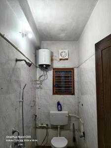 Bathroom Image of 800 Sq.ft 2 BHK Apartment / Flat for rent in Phool Bagan Kolkata for Rs. 22500