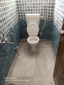 Bathroom Image of 700 Sq.ft 2 BHK Apartment / Flat for rent in Kankurgachi Kolkata for Rs. 16000