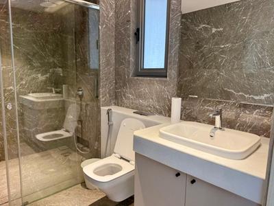Bathroom Image of 2800 Sq.ft 4 BHK Apartment / Flat for sale in Rustomjee Crown, Prabhadevi Mumbai for Rs. 190000000