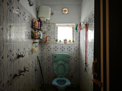Bathroom Image of 850 Sq.ft 2 BHK Apartment / Flat for rent in Naktala Kolkata for Rs. 12500