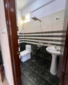 Bathroom Image of 1400 Sq.ft 3 BHK Apartment / Flat for rent in Hebbal Bengaluru for Rs. 40000
