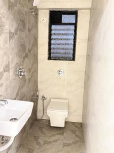 Bathroom Image of 423 Sq.ft 2 BHK Apartment / Flat for sale in Paton Towers, Kandivali East Mumbai for Rs. 7550000