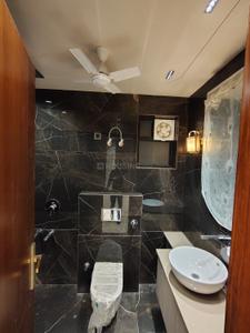 Bathroom Image of 900 Sq.ft 2 BHK Builder Floor for rent in Ramesh Nagar New Delhi for Rs. 33500