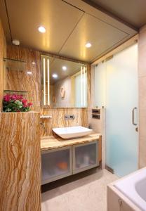 Image of 10000 Sq.ft 8 BHK Villa for sale in Kandivali West, Mumbai for Rs. 270000000