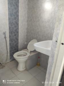Bathroom Image of 1250 Sq.ft 3 BHK Apartment / Flat for rent in Vallabh Vidhyanagar Anand for Rs. 16500