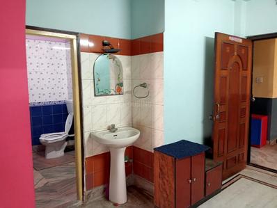 Bathroom Image of 900 Sq.ft 2 BHK Builder Floor for rent in Baranagar Kolkata for Rs. 15000