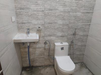 Bathroom Image of 600 Sq.ft 1 RK Apartment / Flat for rent in Sector 17 Gurgaon for Rs. 25000