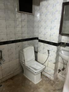 Bathroom Image of 750 Sq.ft 2 BHK Builder Floor for rent in Arjun Nagar New Delhi for Rs. 28000