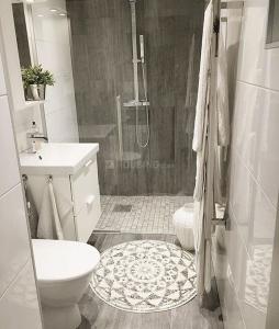 Bathroom Image of 2800 Sq.ft 4 BHK Apartment / Flat for sale in NHP Meghdoot, Juhu Mumbai for Rs. 180000000