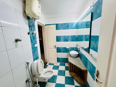Bathroom Image of 1350 Sq.ft 3 BHK Apartment / Flat for sale in Unitech Uniworld Gardens 2, Sector 47 Gurgaon for Rs. 19500000