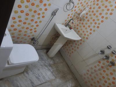 Bathroom Image of 900 Sq.ft 1 RK Independent House for rent in Shastri Nagar Ghaziabad for Rs. 5000