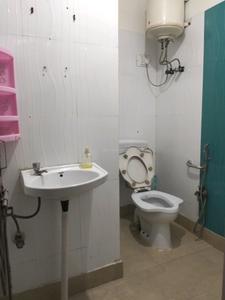 Common Bathroom Image of 450 Sq.ft 2 BHK Apartment / Flat for rent in Mandawali New Delhi for Rs. 15500