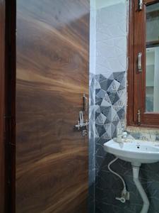Common Bathroom Image of 1050 Sq.ft 2 BHK Apartment / Flat for sale in Sector 49 Noida for Rs. 4200066