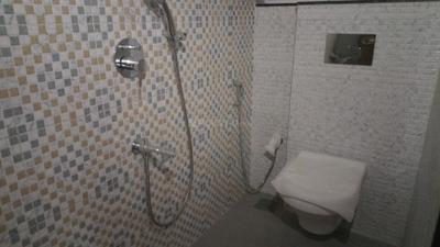 Bathroom Image of 500 Sq.ft 1 BHK Apartment / Flat for rent in Santacruz East Mumbai for Rs. 60000