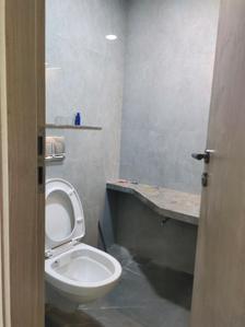 Common Bathroom Image of 2000 Sq.ft 3 BHK Apartment / Flat for rent in Gateway, Santacruz West Mumbai for Rs. 210000