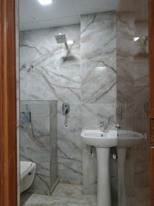 Common Bathroom Image of 1250 Sq.ft 2 BHK Apartment / Flat for sale in Trinity Casa View Apartment 4, Noida Extension Greater Noida for Rs. 4750000