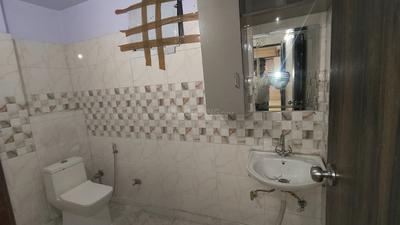 Bathroom Image of 850 Sq.ft 2 BHK Builder Floor for rent in Shahdara New Delhi for Rs. 18000