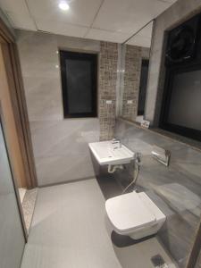 Bathroom Image of 1400 Sq.ft 3 BHK Apartment / Flat for sale in Kumar Magnacity, Manjari Budruk Pune for Rs. 10600000