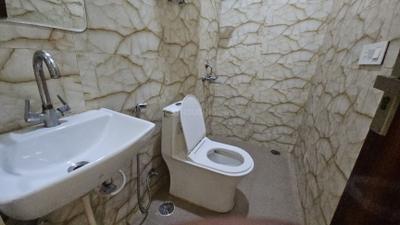 Bathroom Image of 1200 Sq.ft 1 BHK Builder Floor for rent in DLF Phase 3 Gurgaon for Rs. 30000