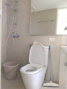 Common Bathroom Image of 300 Sq.ft 1 RK Apartment / Flat for rent in Hiranandani Estate Thane for Rs. 25000