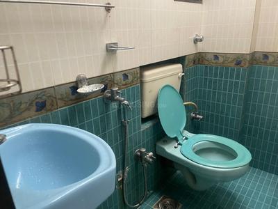 Bathroom Image of 500 Sq.ft 1 RK Apartment / Flat for rent in Bandra West Mumbai for Rs. 35000