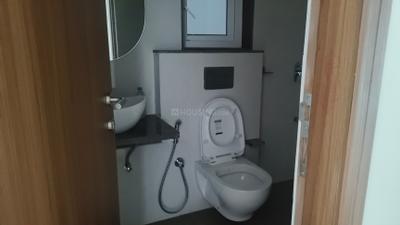 Bathroom Image of 786 Sq.ft 2 BHK Apartment / Flat for sale in Shapoorji Pallonji BKC 28, Bandra East Mumbai for Rs. 25300000