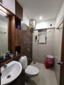 Bathroom Image of 2000 Sq.ft 3 BHK Apartment / Flat for rent in Adani The Meadows, Shantigram Ahmedabad for Rs. 50000