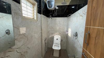 Bathroom Image of 600 Sq.ft 1 BHK Apartment / Flat for rent in Byrathi Bengaluru for Rs. 29000