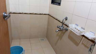 Bathroom Image of 650 Sq.ft 1 BHK Apartment / Flat for rent in Kumar Paradise, Magarpatta City Pune for Rs. 28000