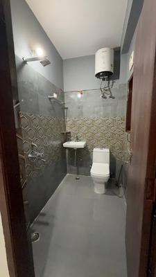 Bathroom Image of 780 Sq.ft 2 RK Builder Floor for rent in Sector 31 Gurgaon for Rs. 24000