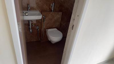 Bathroom Image of 800 Sq.ft 2 BHK Apartment / Flat for rent in Mahim Mumbai for Rs. 85000