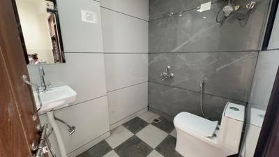 Bathroom Image of 300 Sq.ft 1 RK Apartment / Flat for rent in Sector 28 Gurgaon for Rs. 17200