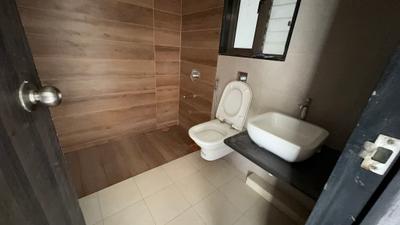 Bathroom Image of 560 Sq.ft 1 BHK Apartment / Flat for rent in Paranjape Blueridge The Groves, Hinjawadi Pune for Rs. 24999