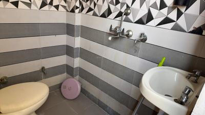 Bathroom Image of 500 Sq.ft 1 BHK Builder Floor for rent in Patel Nagar New Delhi for Rs. 20000
