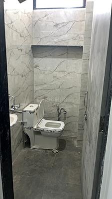 Bathroom Image of 450 Sq.ft 1 RK Builder Floor for rent in Nipania Indore for Rs. 11000