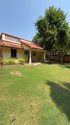 Living Room Image of 7767 Sq.ft 4 BHK Villa for sale in Navratna Kalhaar Bungalows Sec1, Shilaj Ahmedabad for Rs. 100000000