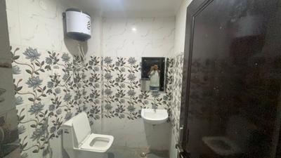 Bathroom Image of 290 Sq.ft 1 RK Independent House for rent in DLF Phase 3 Gurgaon for Rs. 15000