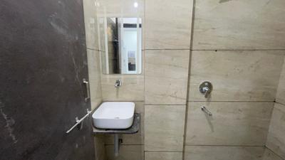 Bathroom Image of 1500 Sq.ft 1 RK Independent House for rent in L I G Colony Indore for Rs. 14000
