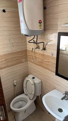 Bathroom Image of 450 Sq.ft 1 BHK Apartment / Flat for rent in Supertech Ecociti, Sector 137 Noida for Rs. 19500