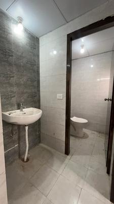 Bathroom Image of 585 Sq.ft 1 BHK Apartment / Flat for rent in Amrapali Dream Valley 2, Noida Extension Greater Noida for Rs. 17000